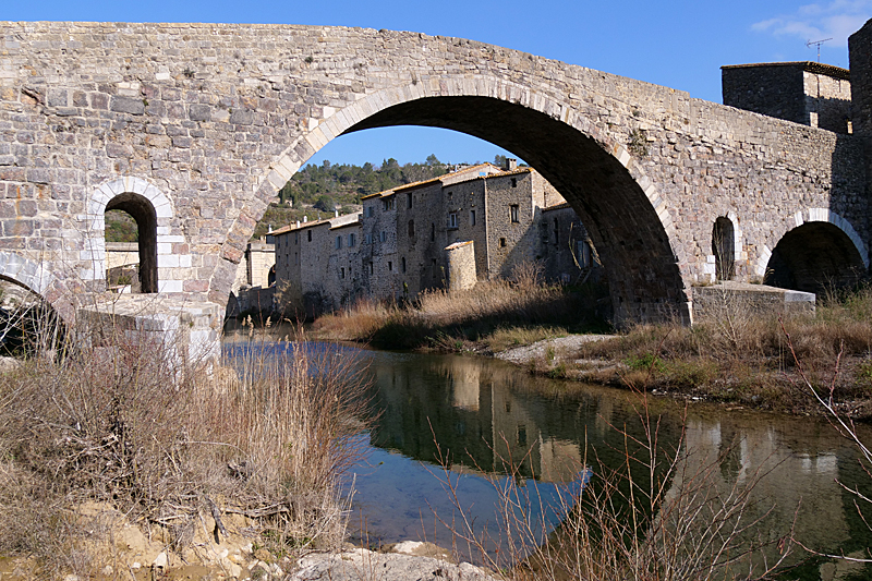 Lagrasse - Le Pont Vieux au-dessus des flots de l Orbieu