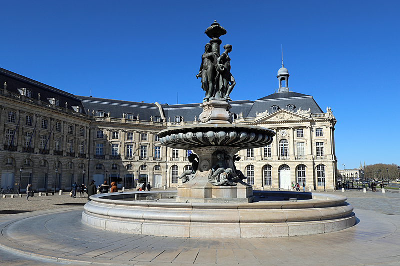 Bordeaux - La Place de la Bourse avec la fontaine des Trois Grâces