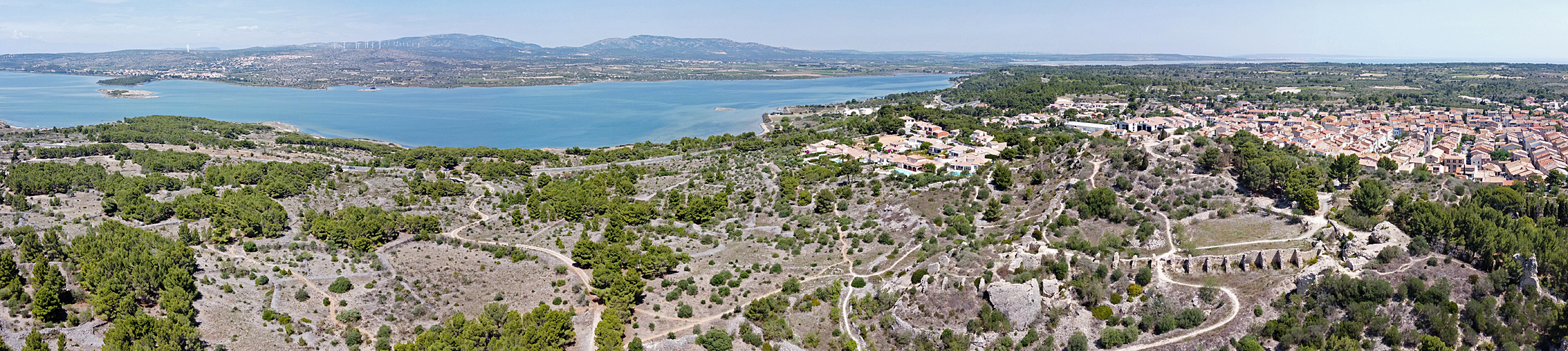 Château de Leucate - Le village, le château et l étang de Leucate