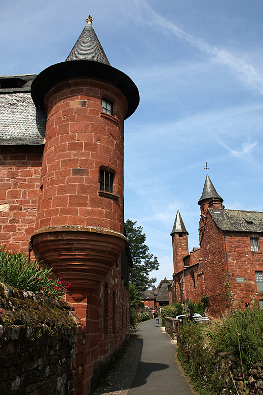 De rouge à blanc ! - Collonges-la-Rouge - tour du château de Vassinhac