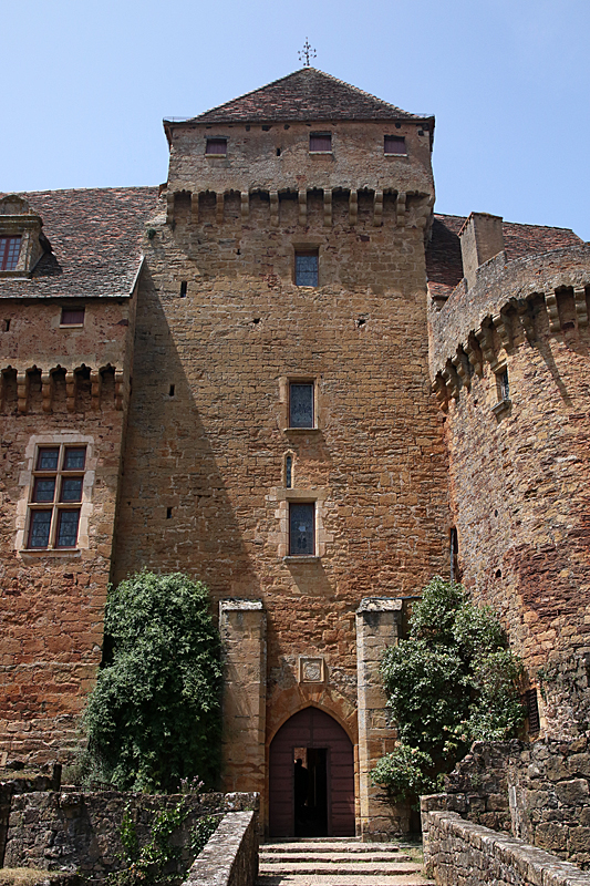 De rouge à blanc ! - Château de Castelnau-Bretenoux - porte d entrée