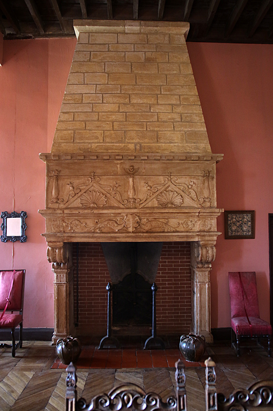 De rouge à blanc ! - Château de Castelnau-Bretenoux - cheminée de la chambre de Marie Caroline Mouliérat