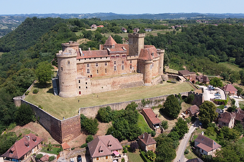 De rouge à blanc ! - Château de Castelnau-Bretenoux