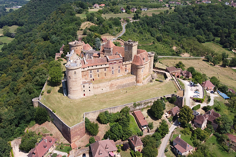 De rouge à blanc ! - Château de Castelnau-Bretenoux