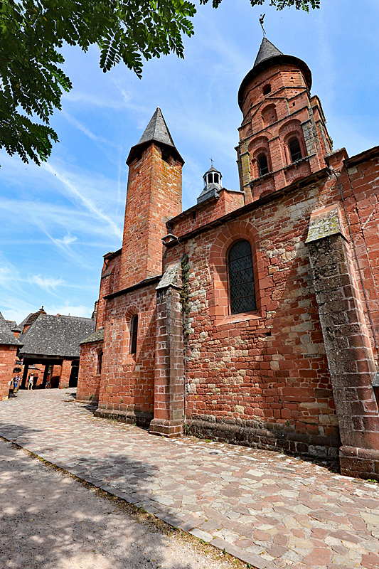 De rouge à blanc ! - Collonges-la-Rouge - l église Saint-Pierre