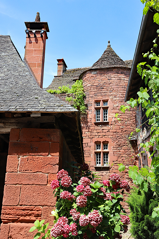 De rouge à blanc ! - Collonges-la-Rouge - à côté de la halle aux grains et aux vins