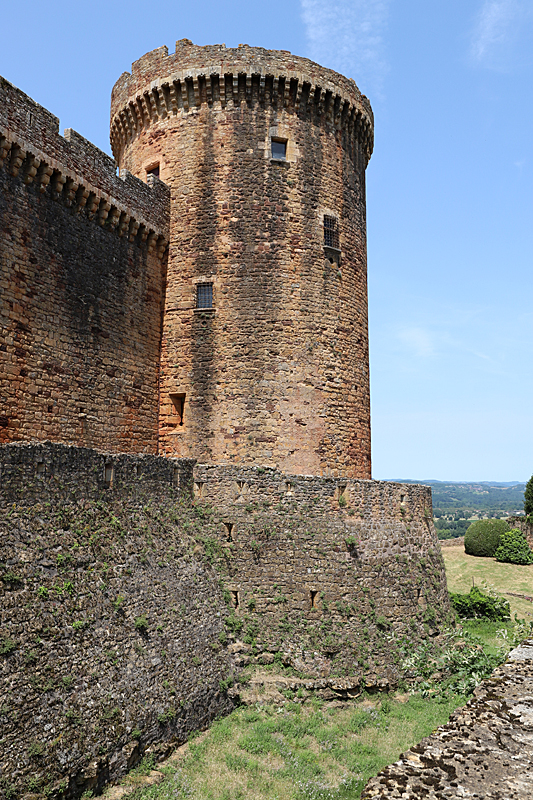 De rouge à blanc ! - Château de Castelnau-Bretenoux - tour d artillerie