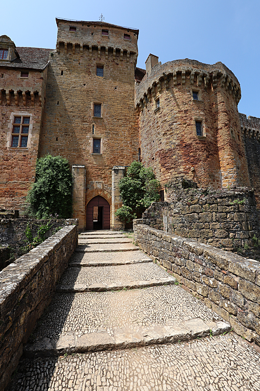 De rouge à blanc ! - Château de Castelnau-Bretenoux - porte d entrée