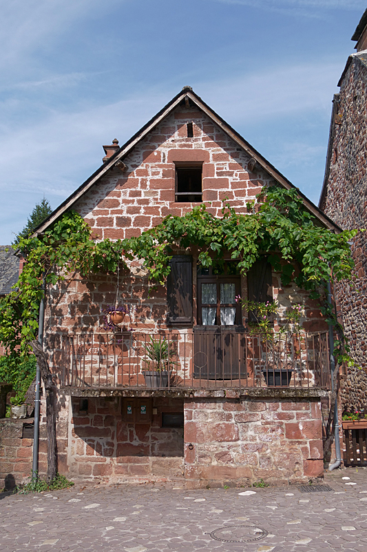 De rouge à blanc ! - Collonges-la-Rouge - en face de la maison de la Sirène