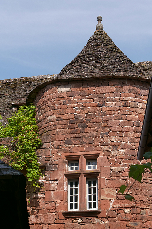 De rouge à blanc ! - Collonges-la-Rouge - à côté de la halle aux grains et aux vins