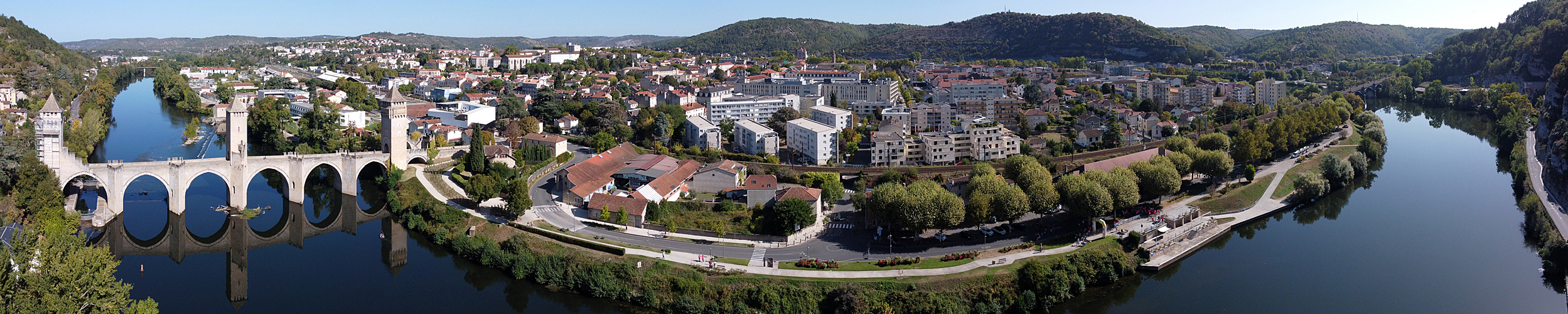 Le Pont Valentré - Panoramique sur la ville de Cahors depuis les airs