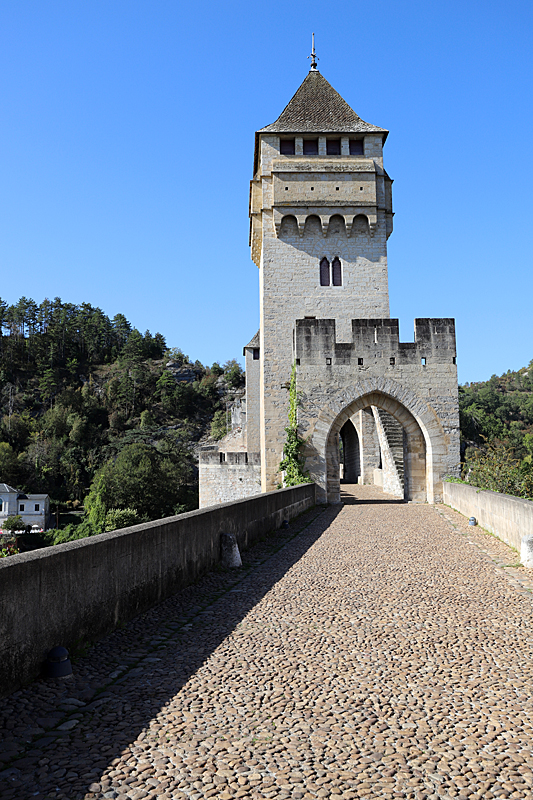 Le Pont Valentré - La barbacane du pont depuis la rive droite.