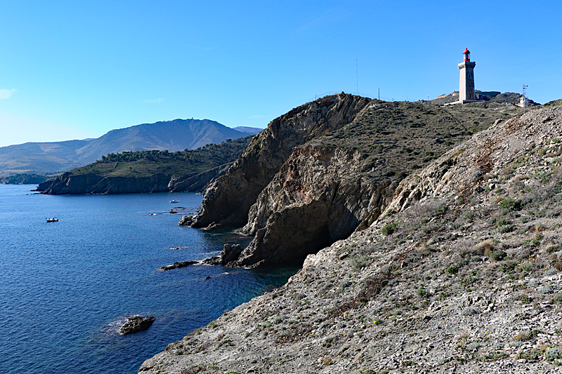 Cap Béar - Depuis le bout du cap Béar, la tour de la Madeloc tout au fond