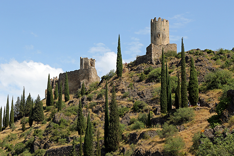 Lastours - Le château de Cabaret à gauche et la tour Régine à droite