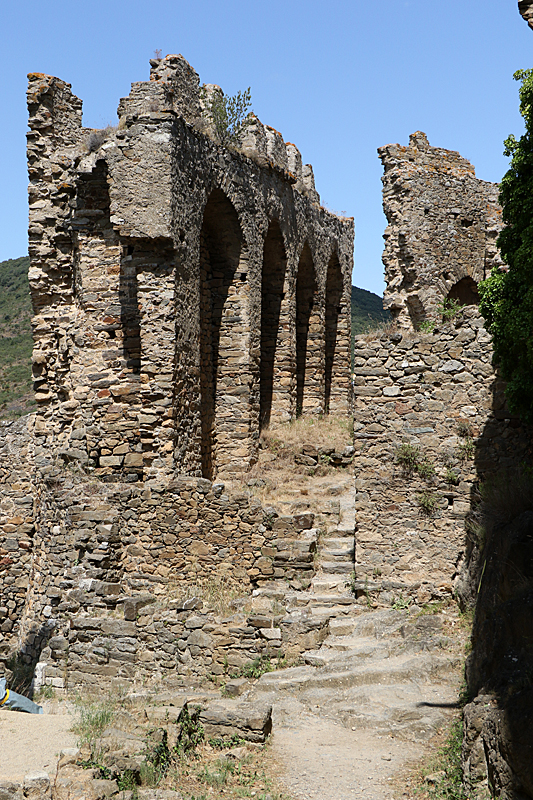 Lastours - A l intérieur des remparts du château de Cabaret