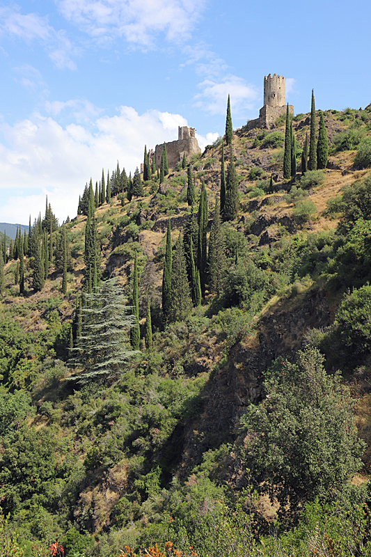 Lastours - Le château de Cabaret à gauche et la tour Régine à droite