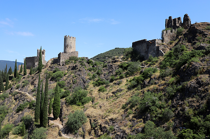 Lastours - Le château de Cabaret à gauche, la tour Régine au centre et le château de Surdespine à droite