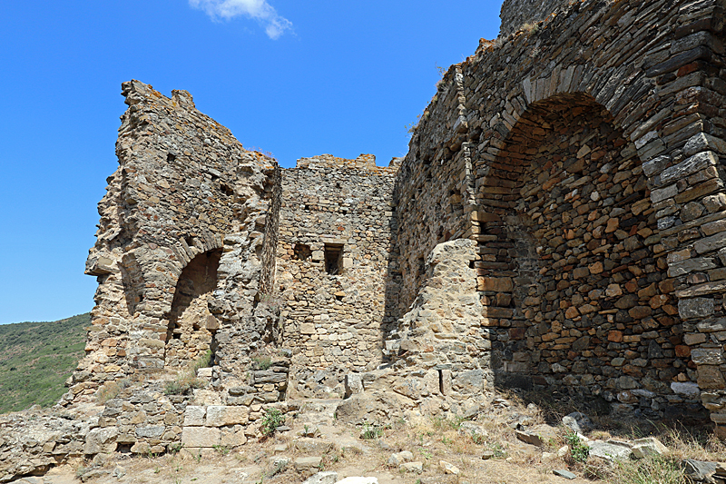 Lastours - A l intérieur des remparts du château de Cabaret