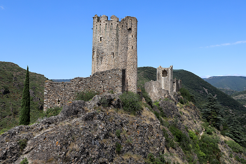 Lastours - La tour Régine à gauche et le château de Cabaret à droite depuis le château de Surdespine