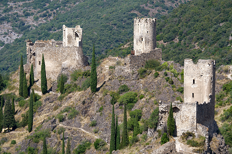 Lastours - Le château de Cabaret à gauche, la tour Régine au centre et le château de Surdespine à droite