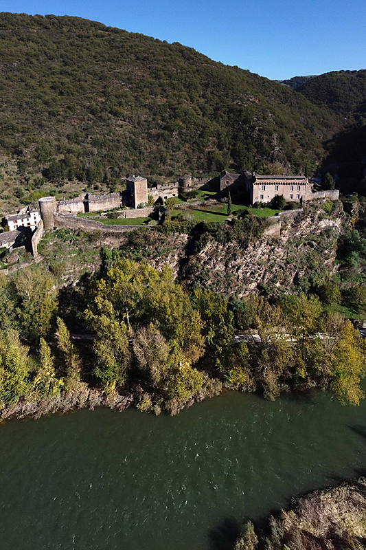 Brousse-le-Château - Le château de Brousse dominant la falaise surplombant le Tarn