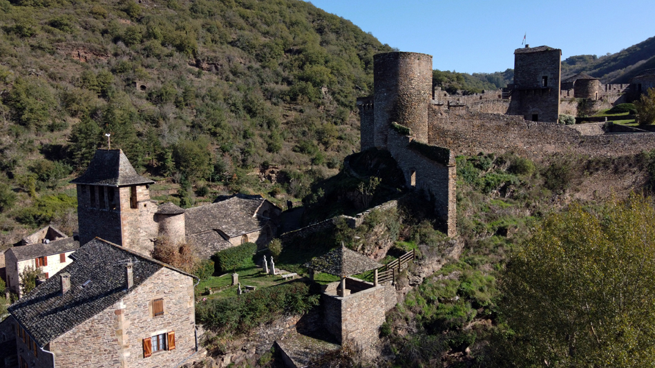 Brousse-le-Château - Le château de Brousse et l église