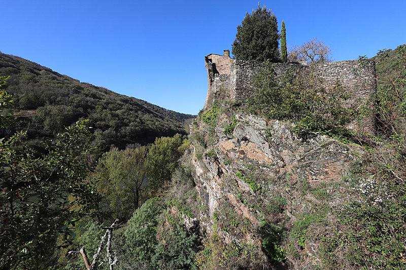 Brousse-le-Château - Le château de Brousse dominant la falaise surplombant le Tarn
