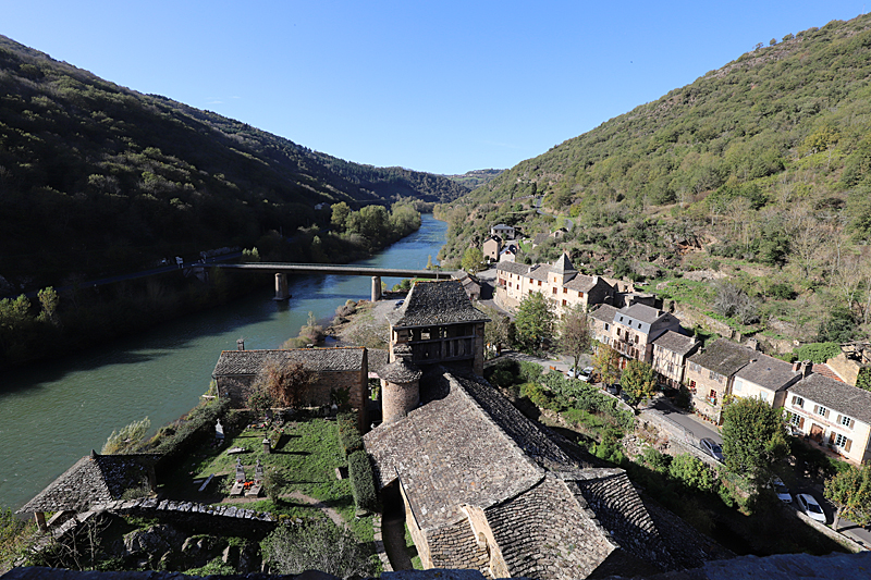 Brousse-le-Château - L église et le village depuis une tour du château