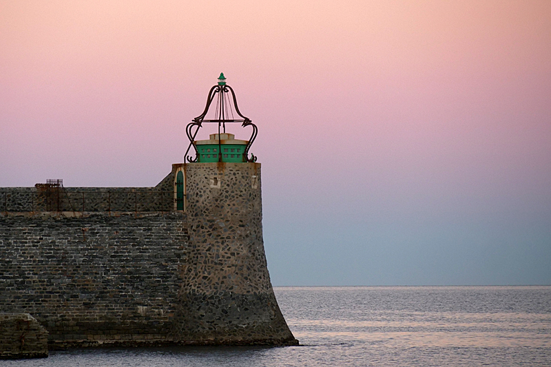 Lumières sur Mer ! - Le phare de Collioure au bout de la jetée