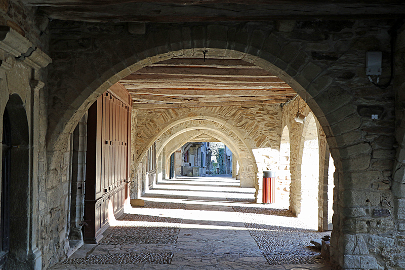 Flâneries en Rouergue ! - Sauveterre de Rouergue : sous les arcades de la place centrale