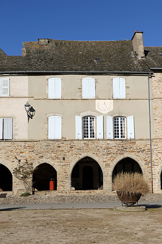 Flâneries en Rouergue ! - Sauveterre de Rouergue : la Place des Arcades
