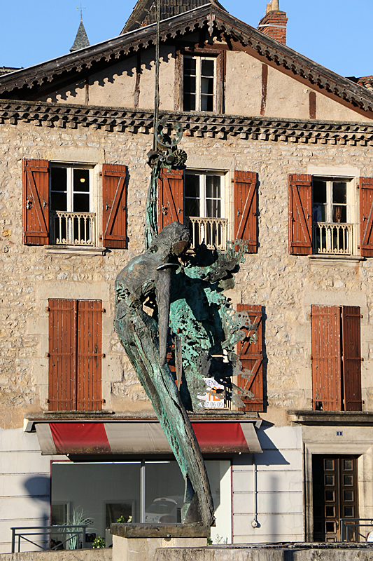Flâneries en Rouergue ! - Villefranche de Rouergue : statue de l Archange Saint-Michel sur le Pont des Consuls