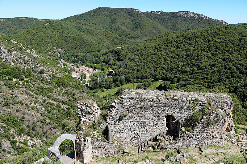 Château de Termes - La porte du château à côté de la barbacane et le village de Termes